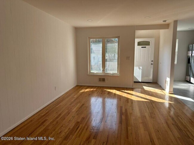 Foto del edificio - 221 Midland Ave