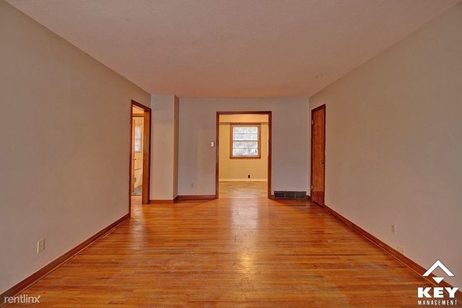 Building Photo - 351 N Woodlawn St