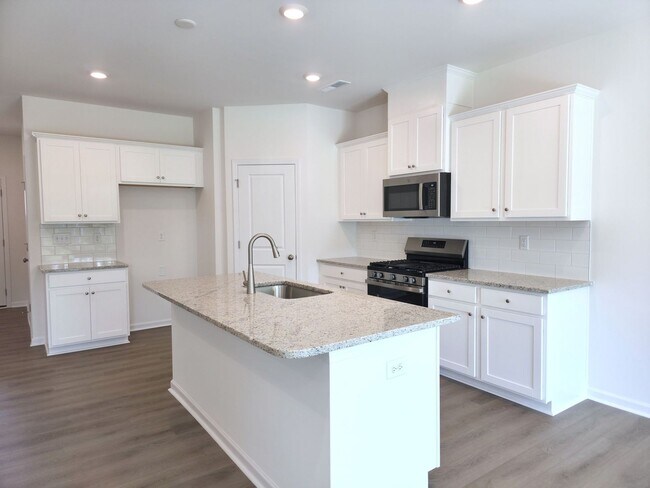 Foto del edificio - Brand-New 3BR/2.5BA Townhome in Prime Char...