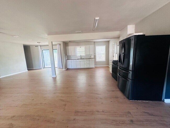 Building Photo - 1325 Tyler Ave