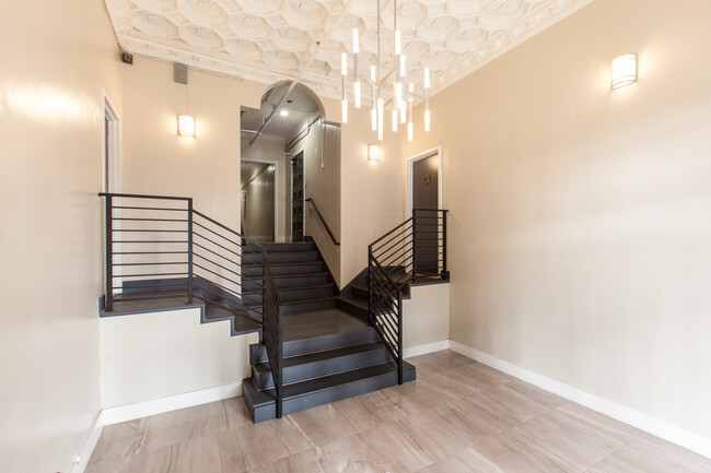 Building Photo - 401 S Kenmore Ave