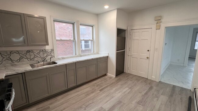 Building Photo - 247 Elm St