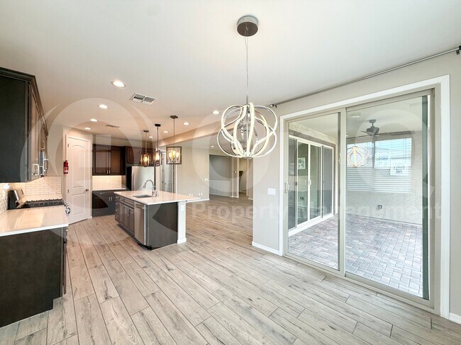 Foto del edificio - 220 S 157th Ln