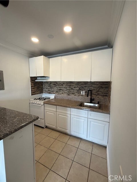 Building Photo - 9031 Phyllis Ave