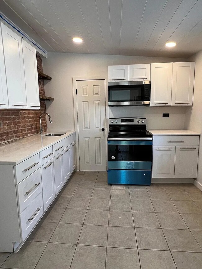Building Photo - 206 S Chestnut St
