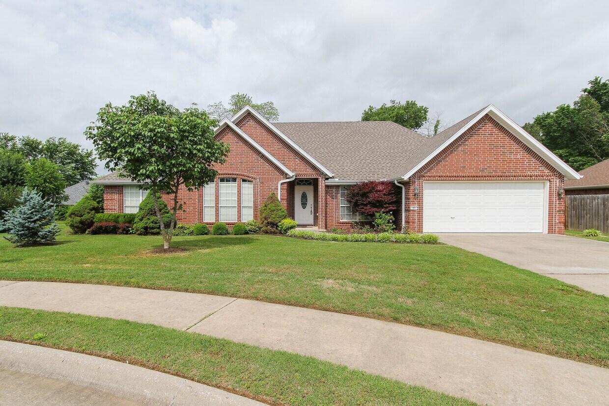Foto principal - Stunning 3 Bedroom Home in Farmington