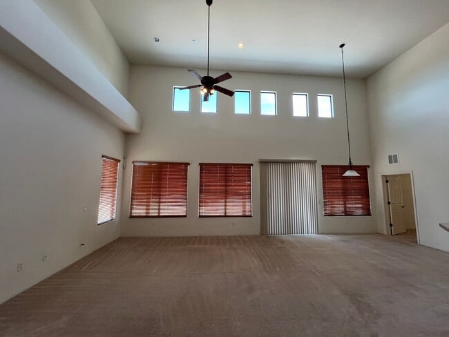 Building Photo - Spacious Southwestern 4/5 Bedroom 3 Bath H...