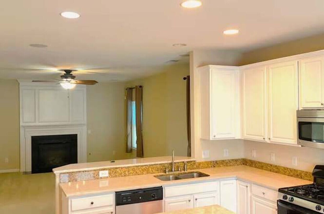 Foto del edificio - 3Bed/2.5Bath 2688 sq ft home located in Stonington