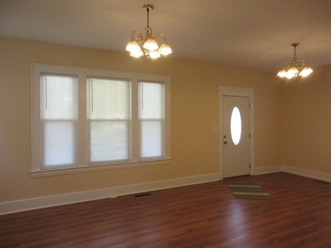 Building Photo - 702 28th St