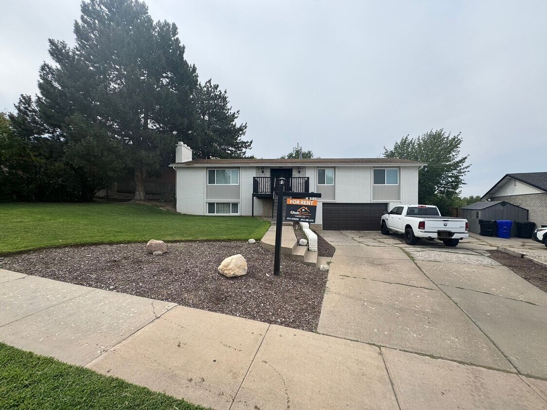 Foto principal - 5 bdrm 3 bth Home 2 Car Garage