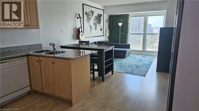 Building Photo - 135 James St S