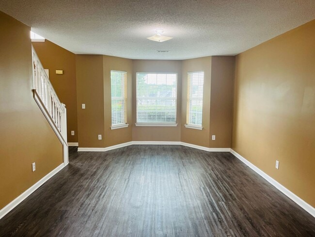 Building Photo - Welcome home to this stunning 5 bedroom 3 ...
