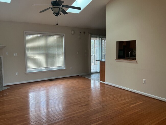 Foto del edificio - Welcome home!  Sought after Lake of the Woods!