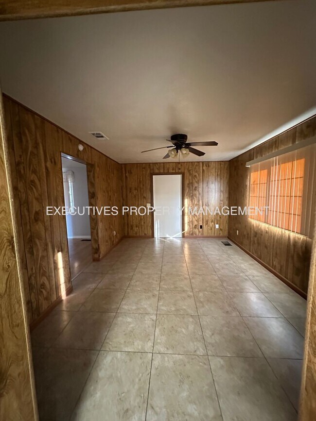 Foto del edificio - 3220 Dakota St