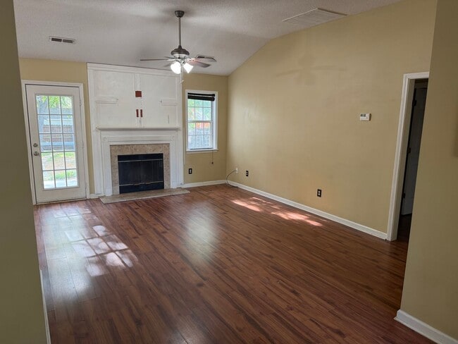 Building Photo - Beautiful 3 Bedroom 2 Bath Single Family Home- Pets welcome.