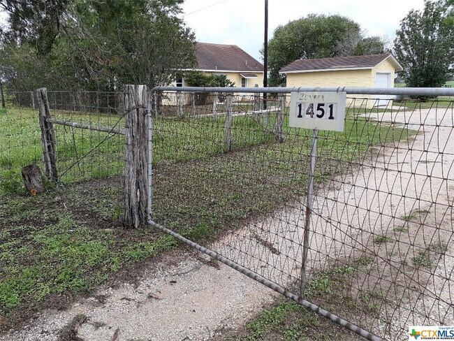 Foto del edificio - 1451 Old Seguin Luling Rd