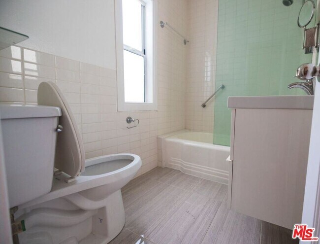 Foto del edificio - 2450 Overland Ave