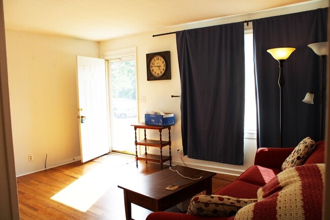 Building Photo - Renovated Sapphire Manor Condo
