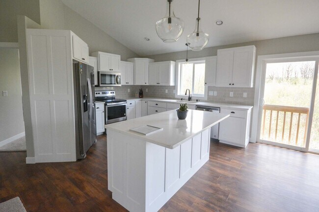 Building Photo - Bright & modern main floor living in newer home!