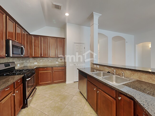 Foto del edificio - 2914 Crescent Oaks Park Ln