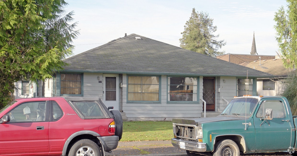 Building Photo - 322 4th St SE