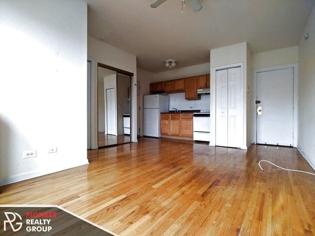 Building Photo - 928 W Dakin St