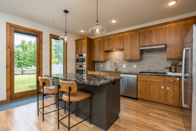 Building Photo - 806 Pinnacle Path