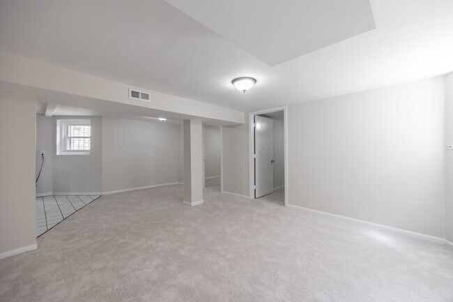 Building Photo - 2110 N Avers Ave