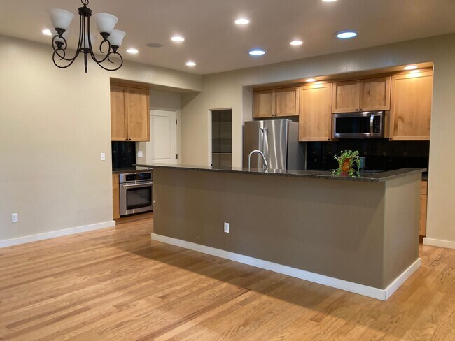 Building Photo - Custom home in the sought-after Edgemont H...