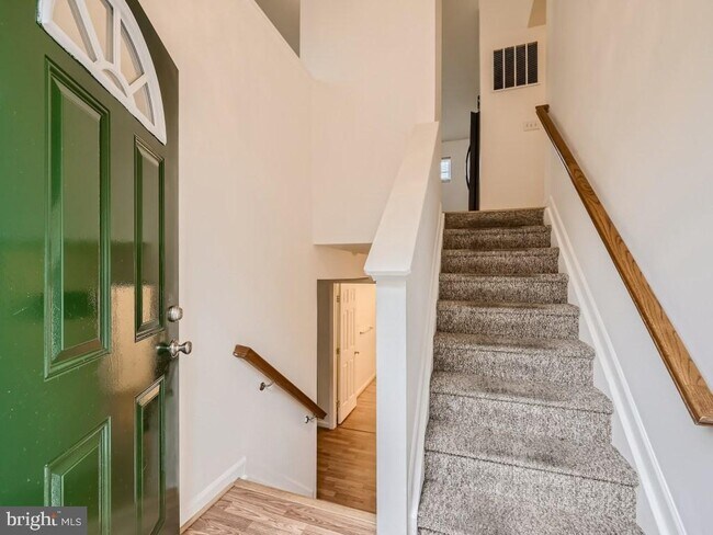 Building Photo - 34 6 Point Ct