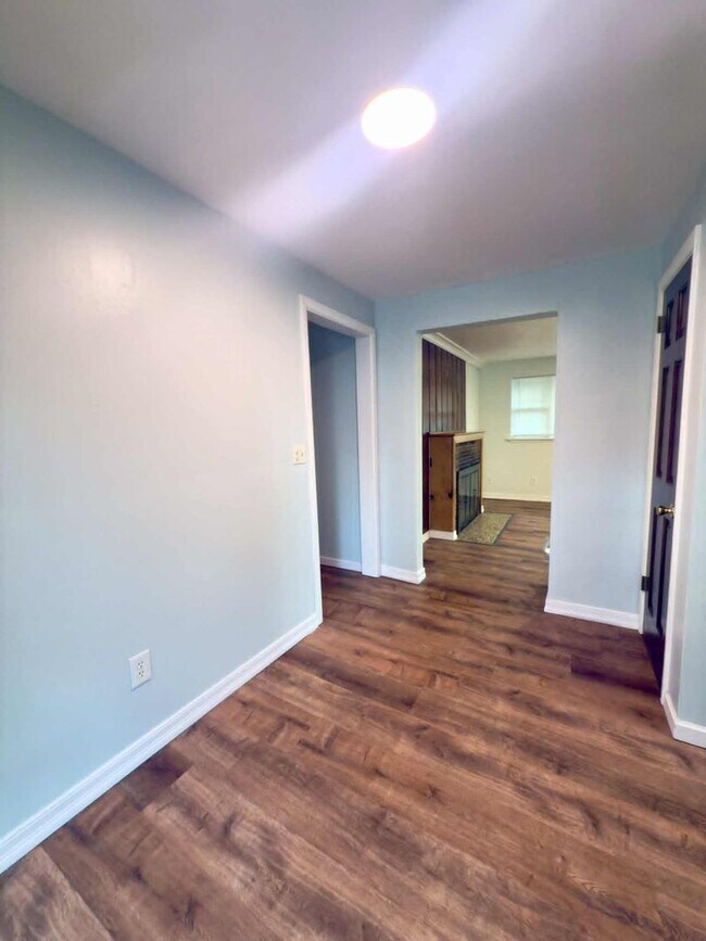 Building Photo - Single level Home near Acorn Park!