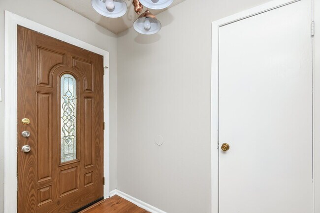 Building Photo - 2532 Belhaven Dr