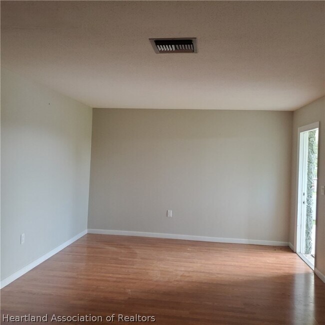 Foto del edificio - 641 S Lakeview Rd