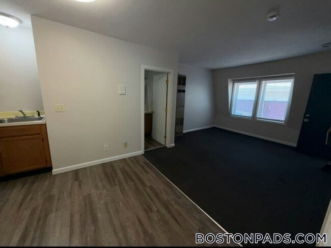 Building Photo - 569 Middle St