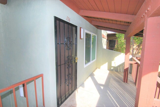 Foto del edificio - 2nd Floor 2 Bedroom Condo in Gated Communi...