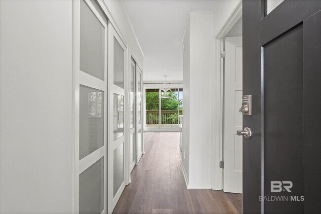 Foto del edificio - 2024 Sea Cliff Dr N