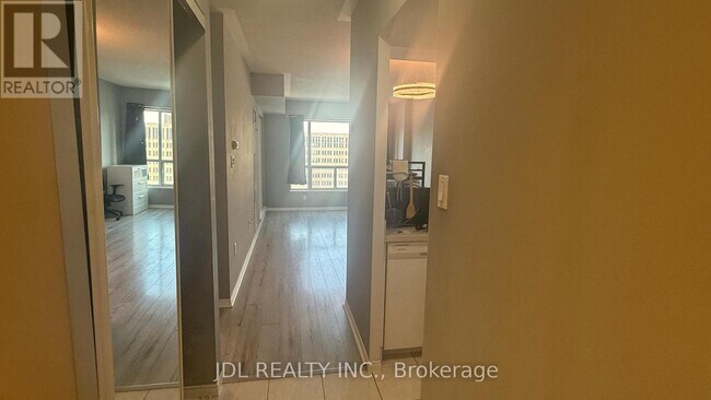 Photo du bâtiment - 887 Bay St.