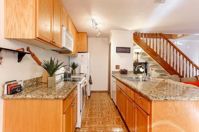 Foto del edificio - Madison Villa Condo Available July 1st