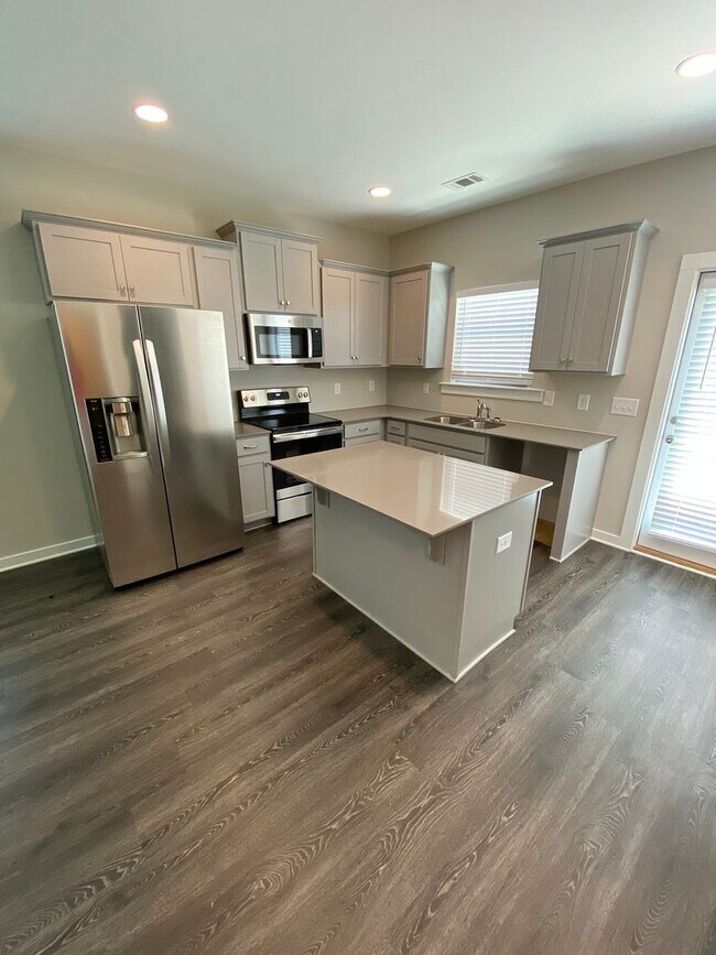 Foto del edificio - Home in Brookwood... Available to View Now!!!