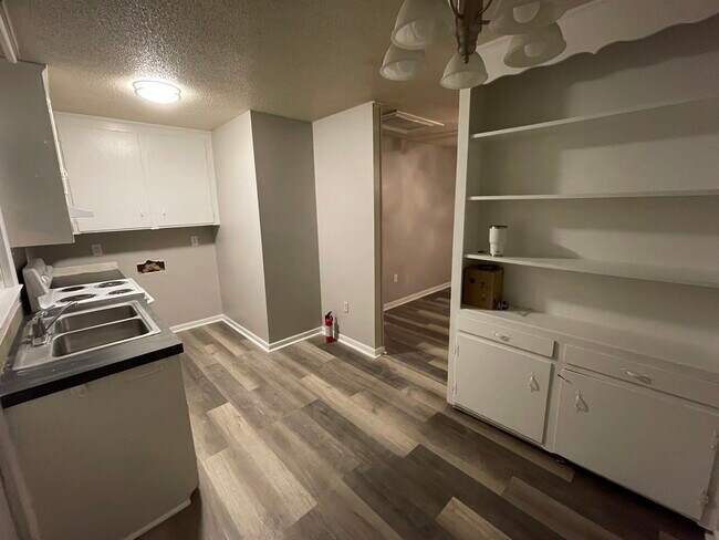 Foto del edificio - 8844 Deerwood Dr