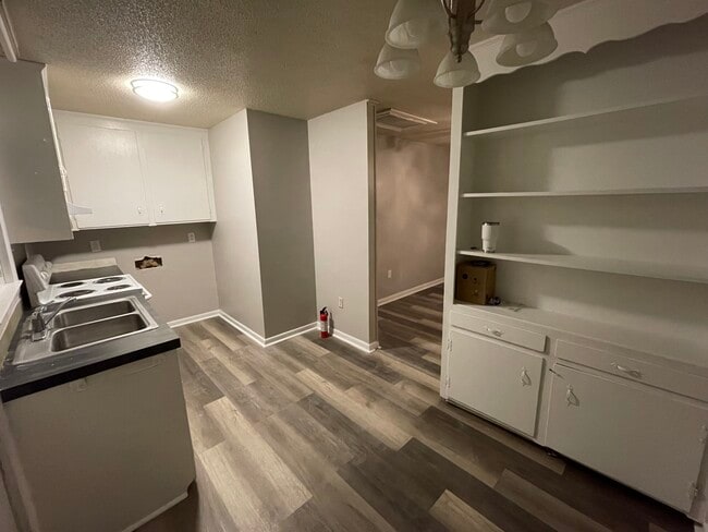 Building Photo - 8844 Deerwood Dr