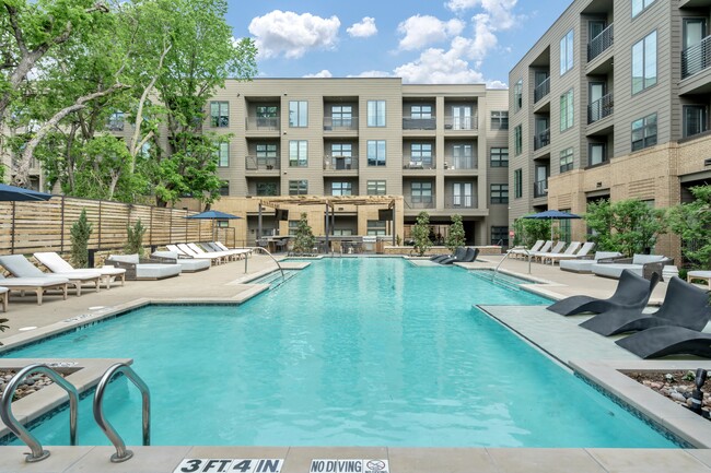 Building Photo - Ross + Peak