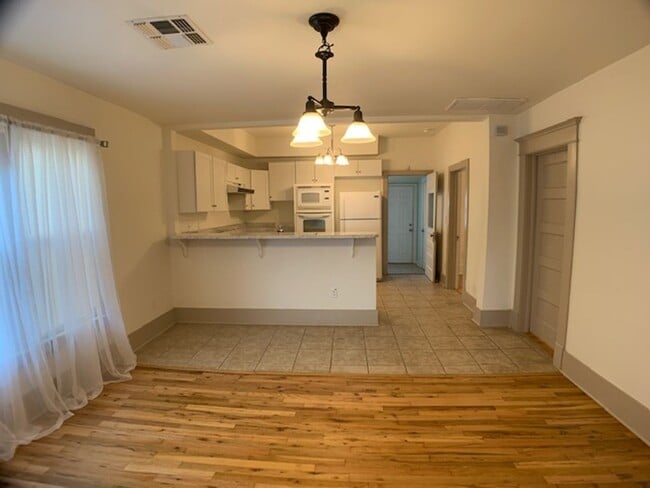 Building Photo - Edmond 3 bed 1 1/2 bath close to UCO