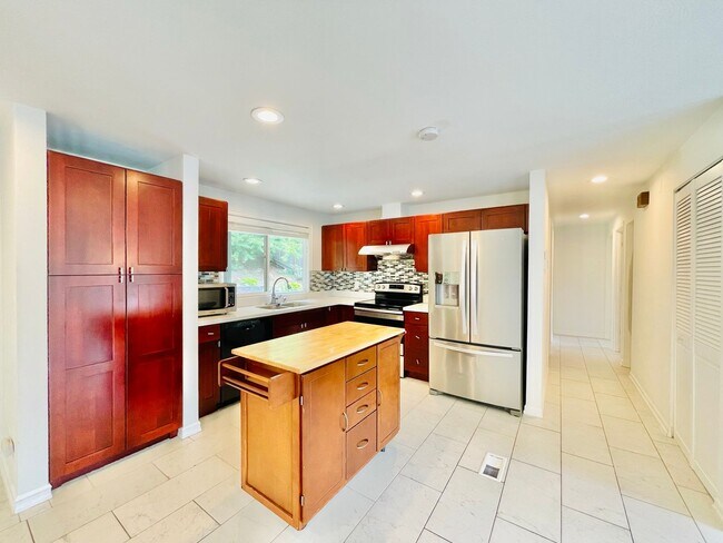 Foto del edificio - Beautifully Renovated 5 Bedroom House with Large Yard!