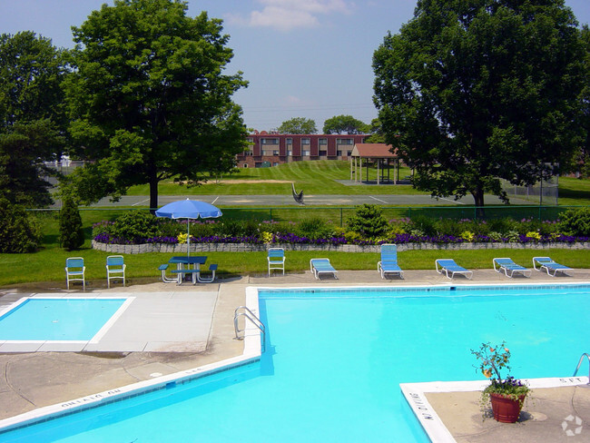 Building Photo - Center Court Apartments