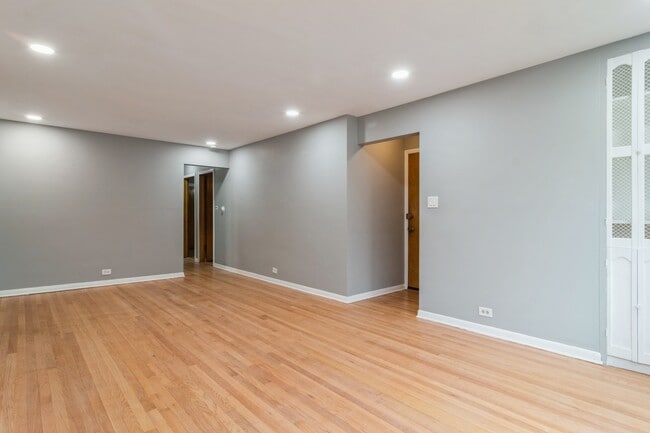 Building Photo - 3916 N California Ave