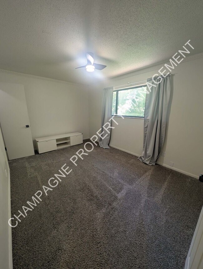 Foto del edificio - 4 Bedroom, 4 Bathroom Updated Home in Kansas City