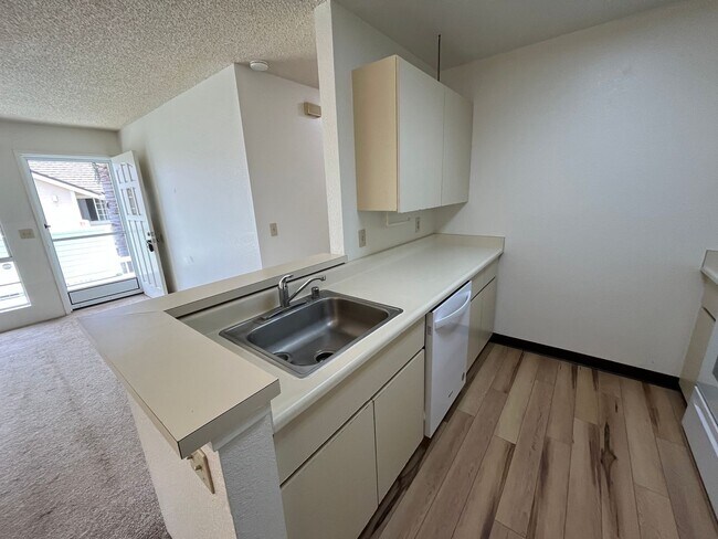 Foto del edificio - Villages at Waipio (Waipahu) -  2nd Story Townhouse, 1 1/2 bathrooms and 2 parking stalls