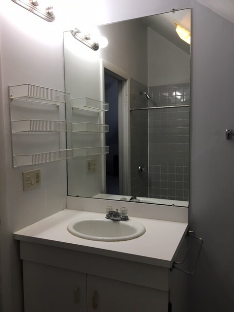 bathroom - 4 Raymond St