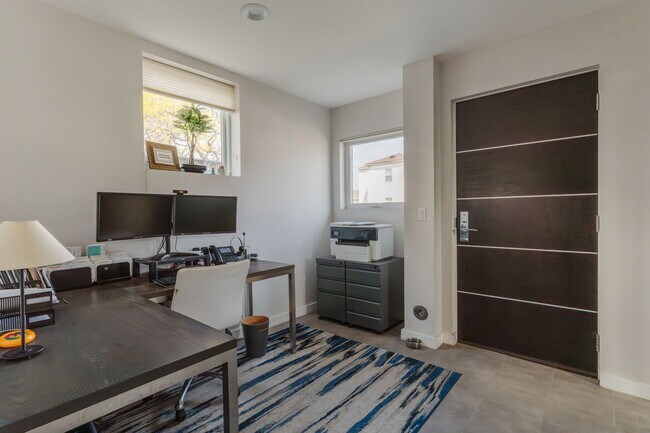 Foto del edificio - 6072 Pickford St